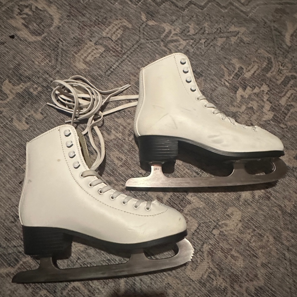 Sz. 7- American Athletic Classic White Women's Ice Skates